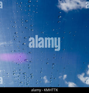 Wassertropfen auf das Glas unter den Himmel. Textur, Hintergrund. Stockfoto