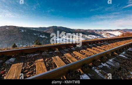 Eisenbahn in Berge mit schneebedeckten Pisten. schöne Transport Landschaft im Winter sonniger Tag Stockfoto