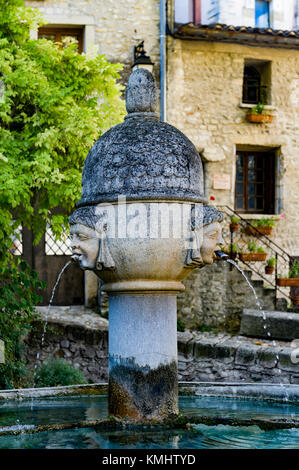 Frankreich. Vaucluse (84). Vaison-la-Romaine. Der alte Markt. Der Brunnen mit drei Brunnen Mascarons Stockfoto