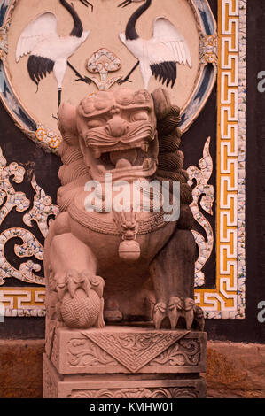 Geisterstadt Fengdu, Chongqing, China, Asien, Könige Tempel, lion Statue am Eingang Stockfoto