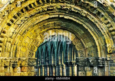 Ruinen von 12 C. Augustiner Jedburgh Abbey in den Scottish Borders Region Stadt Jedburgh. Norman Torbogen der westlichen Tür Stockfoto