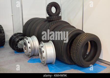 Vielzahl von Reifen und Räder für Nutzfahrzeuge auf dem Boden Stockfoto