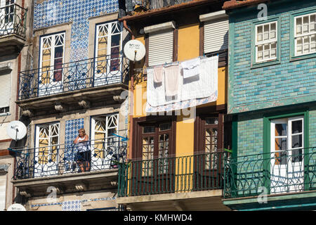 Traditionelle alte, gekachelte Häuser am Wasser im Stadtteil Ribeira von Porto, Portugal Stockfoto