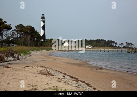 Nc-01018-00... North Carolina - Cape Lookout licht Station vom Strand von Barden Einlass in der Cape Lookout National Seashore. Stockfoto