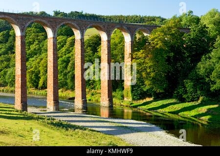 Leaderfoot Eisenbahnviadukt, erbaut 1865, überqueren den Fluss Tweed nahe Melrose. Region, Schottland grenzt Stockfoto