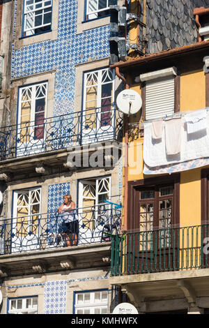 Traditionelle alte, gekachelte Häuser am Wasser im Stadtteil Ribeira von Porto, Portugal Stockfoto