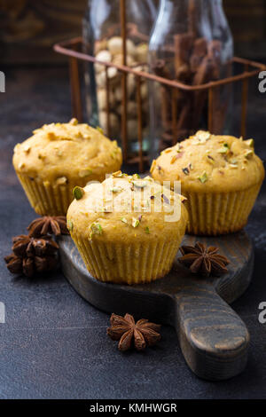 Hausgemachten süßen und gesunden Kürbis Muffins mit Gewürzen und Pistazien Stockfoto
