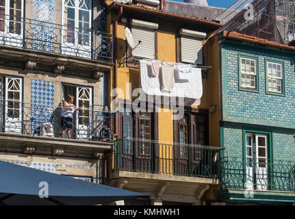 Traditionelle alte, gekachelte Häuser am Wasser im Stadtteil Ribeira von Porto, Portugal Stockfoto