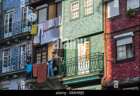 Traditionelle alte, gekachelte Häuser am Wasser im Stadtteil Ribeira von Porto, Portugal Stockfoto