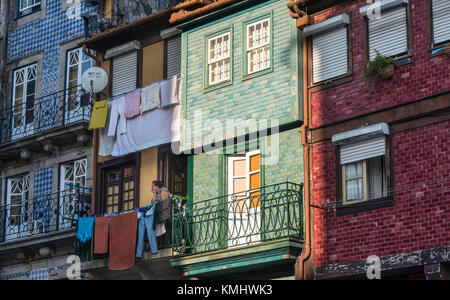 Traditionelle alte Fliesen- Häuser am Wasser im Stadtteil Ribeira von Porto, Portugal Stockfoto