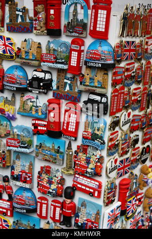 Bunte Souvenirs zum Verkauf in der Portobello Road, London, UK Stockfoto