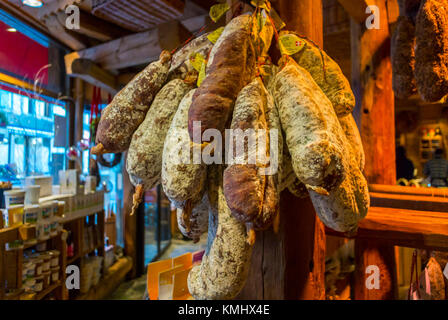 Chamonix-Mont Blanc, Frankreich, Französische Alpen, Detail, französische Würstchen in Delicatessen, Wurstwaren Stockfoto