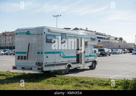 Wildes Camping in Wohnmobil rv auf einem freien Gelände in Moraira, Costa Blanca, Spanien. Stockfoto
