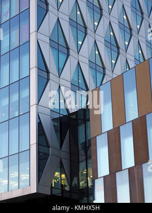 Gegenüberstellung von modernen Gebäude am Salford Quays, Salford, Manchester, UK Erstellen einer geometrischen Muster von Silber Braun und Blau Stockfoto