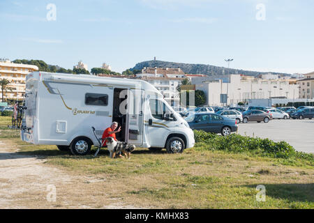 Wildes Camping in Wohnmobil rv auf einem freien Gelände in Moraira, Costa Blanca, Spanien. Stockfoto