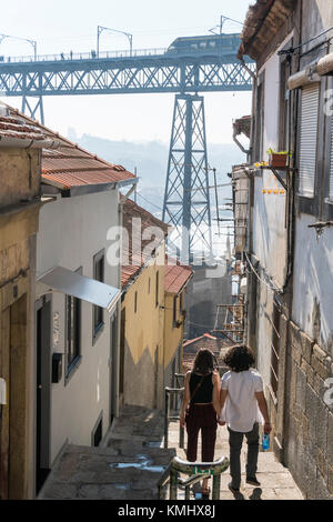 Schritte hinunter zum Fluss Ufer des Douro in der Ribeira Viertel von Porto, Portugal. Mit dem Dom Luis I Brücke im Hintergrund. Stockfoto