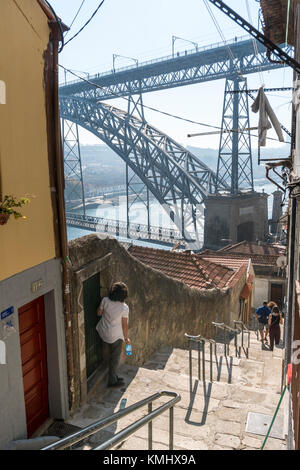 Schritte hinunter zum Fluss Ufer des Douro in der Ribeira Viertel von Porto, Portugal. Mit dem Dom Luis I Brücke im Hintergrund. Stockfoto