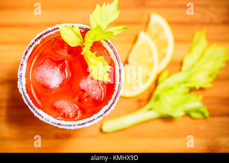 Bloody Mary alkoholisches Getränk mit Zitrone und Sellerie Stockfoto