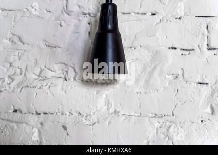 Moderne, elegante schwarze Lampe hängt von der Decke Stockfoto