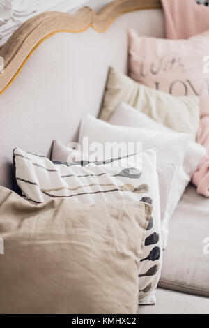 Liebe rosa Kissen Innenbereich Wohnzimmer Dekoration Stockfoto