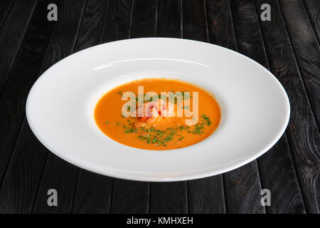 Teller Suppe mit Garnelen Stockfoto