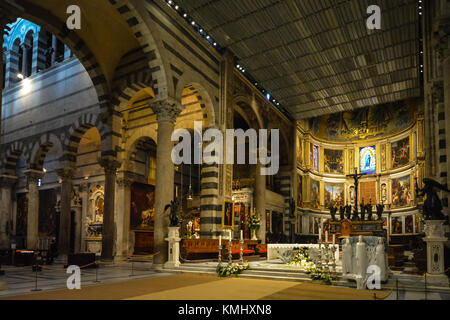 Altar mit Renaissance Gemälde und Kreuz in der Kathedrale von Pisa in der Toskana Italien Stockfoto