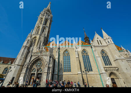 Matthias Kirche an einem sonnigen Tag im Frühherbst an der Budapester Burgviertel Stockfoto