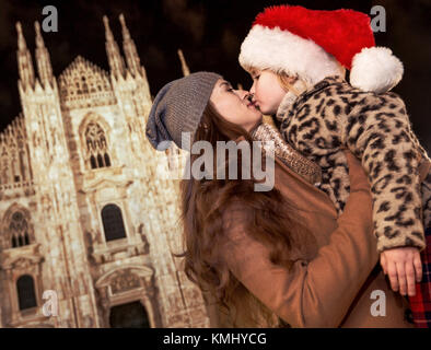 Lustige Weihnachten Reise mit der Familie nach Mailand, Italien. moderne Reisende für Mutter und Kind in Mailand zu küssen Stockfoto