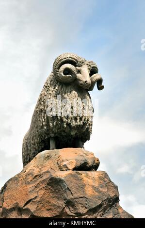 Grenzen hill Schafe Bauernhof Wellness Stadt Moffat. Dumfries und Galloway Region, Schottland. Statue des Arbeitsspeichers auf den Colvin Brunnen Stockfoto