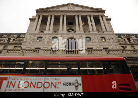 Ein Bus fährt die Bank von England auf threadneedle Street in London. Stockfoto