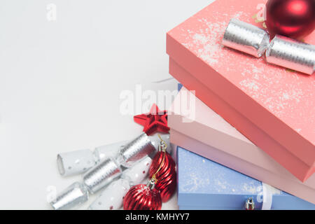 Luxus Weihnachten Geschenke in Boxen mit festlichen Dekorationen Stockfoto