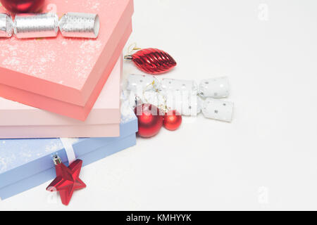 Luxus Weihnachten Geschenke in Boxen mit festlichen Dekorationen Stockfoto