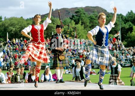 Mädchen beim Highland Tanz Wettbewerb Contest auf der jährlichen Braemar Gathering in der Nähe von Balmoral in Grampian Region von Schottland Stockfoto