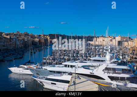 Malta, 6. Dezember 2017. Grand Harbour Marina und der birgu Bezirk von Valletta, die Hauptstadt von Malta. Michael tubi/alamy Leben Nachrichten. Stockfoto