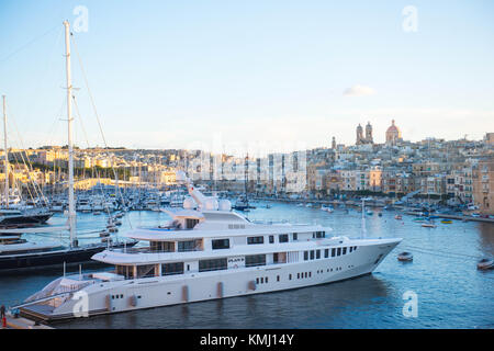 Malta, 6. Dezember 2017. Grand Harbour Marina und der birgu Bezirk von Valletta, die Hauptstadt von Malta. Michael tubi/alamy Leben Nachrichten. Stockfoto