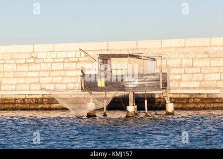 Traditionelle stelze Fischerhütte an der Lagune von Venedig, Venedig, Venetien, Italien vor dem Meer Mauer gebaut, um die Lagune von der Adria Se zu schützen. Stockfoto