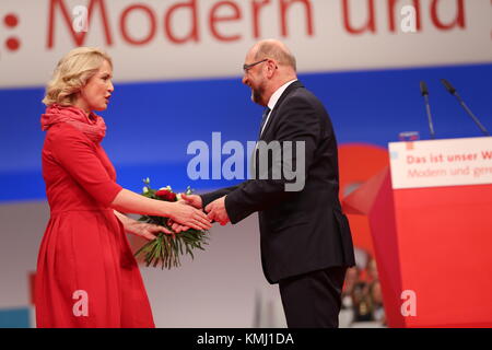 Berlin, Deutschland. Dezember 2017. Bundesparteitag der SPD vom 7. Bis 9. Dezember in Berlin. Die Genossen diskutieren über die Neuordnung der Partei. Am 7. Dezember werden unter anderem die Wahl des SPD-Parteivorsitzenden, des stellvertretenden Vorsitzenden, die Wahl des Generalsekretärs und die Wahl des Schatzmeisters durchgeführt. Martin Schulz wurde mit 81.9 Prozent als SPD-Parteivorsitzer bestätigt. Das Bild zeigt Martin Schulz und Manuela Schwesig Quelle: Simone Kuhlmey/Pacific Press/Alamy Live News Stockfoto