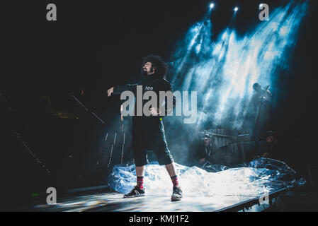 Turin, Italien. Dezember 2017. Caparezza, im Dialekt von Molfetta "Curly Head", ist das Pseudonym von Michele Salvemini, einem italienischen Rapper. Geboren in der südlichen Region Apulien, feierte Caparezza 1997 beim Sanremo Festival unter dem Namen MikiMix sein Debüt. Quelle: Alessandro Bosio/Pacific Press/Alamy Live News Stockfoto