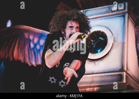 Turin, Italien. Dezember 2017. Caparezza, im Dialekt von Molfetta "Curly Head", ist das Pseudonym von Michele Salvemini, einem italienischen Rapper. Geboren in der südlichen Region Apulien, feierte Caparezza 1997 beim Sanremo Festival unter dem Namen MikiMix sein Debüt. Quelle: Alessandro Bosio/Pacific Press/Alamy Live News Stockfoto