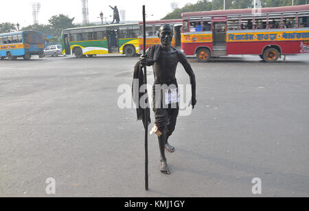 Kolkata, Indien. 06 Dez, 2017. Ein Mann, der als der Führer der indischen Unabhängigkeitsbewegung mahatma Mohandas Karamchand Gandhi in Dhoti und Stick auf der Straße gekleidet. Credit: sanjay purkait/Pacific Press/alamy leben Nachrichten Stockfoto