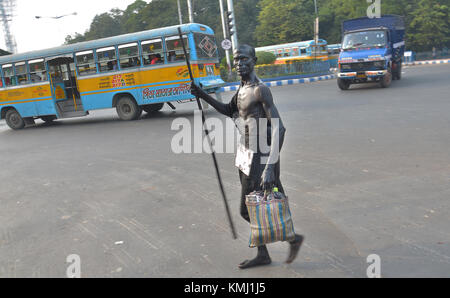 Kolkata, Indien. 06 Dez, 2017. Ein Mann, der als der Führer der indischen Unabhängigkeitsbewegung mahatma Mohandas Karamchand Gandhi in Dhoti und Stick auf der Straße gekleidet. Credit: sanjay purkait/Pacific Press/alamy leben Nachrichten Stockfoto