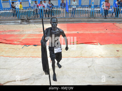 Kolkata, Indien. 06 Dez, 2017. Ein Mann, der als der Führer der indischen Unabhängigkeitsbewegung mahatma Mohandas Karamchand Gandhi in Dhoti und Stick auf der Straße gekleidet. Credit: sanjay purkait/Pacific Press/alamy leben Nachrichten Stockfoto