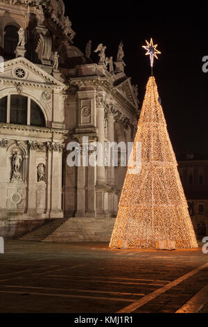 Die beleuchteten Weihnachtsbaum vor der Basilika di Santa Maria della Salute, Dorsoduro Venedig, Venetien, Italien Stockfoto
