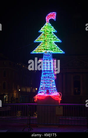 Hinten an der Gondel beleuchteten Weihnachtsbaum, der von Marco Lodola, Grand Canal, Venice, Italien im piazzala Santa Lucia den Ferrovia gesehen Stockfoto