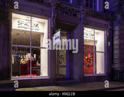 Shop Front, Eingang und Schaufenster von SpaceNK, ein Luxus-Beauty-Shop in der George Street in der New Town of Edinburgh, Schottland. Stockfoto
