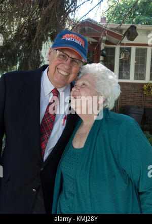 Mann und Frau sind Absolventen der Macalester College Abreise für ihre Reunion. fragen sie nicht, welche. st paul minnesota mn Usa Stockfoto