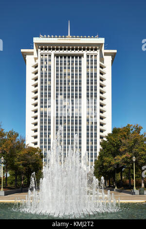 Bürohochhaus, Regionen, Bank, mit dekorativen Brunnen vor in Montgomery Alabama, USA. Stockfoto