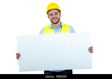 Happy männlichen Ingenieur Holding eine Anzeige leer Banner. Auf weissem Hintergrund Stockfoto