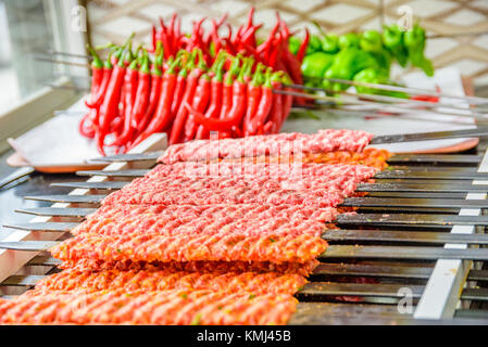 Mehrere Adana kebab Spieße aufgereiht warten auf Wunsch zubereitet und serviert werden. raw Türkische traditionelle sish Kebab, Fleisch, Leber, Rind, Fleisch bereit für Koch an eine r Stockfoto