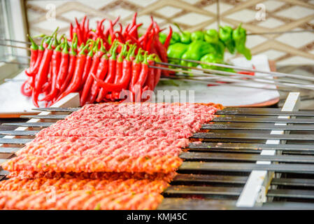 Mehrere Adana kebab Spieße aufgereiht warten auf Wunsch zubereitet und serviert werden. raw Türkische traditionelle sish Kebab, Fleisch, Leber, Rind, Fleisch bereit für Koch an eine r Stockfoto